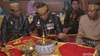 Benda pusaka dikeluarkan dari Arajang hanya pada momen Hari Jadi Bone untuk acara mattompang arajang, yaitu tradisi membersihkan benda pusaka. (Agung Pramono/detikSulsel)