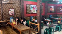 Bakso Janda Maidah menawarkan alternatif makan bakso enak tapi harganya terjangkau. Dari siang menuju sore, tempat ini pun cukup ramai didatangi anak muda. Foto: Detikcom / Atiqa Rana