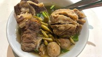 Ini salah satu menu andalan mereka, Bakso Spesial Pedas. Kuahnya terinspirasi dari kuah sup janda. Adanya cabai hijau utuh untuk memberikan sensasi lebih pedas. Foto: Detikcom / Atiqa Rana