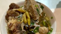 Segar luar biasa! Mereka menyajikan bakso dengan rasa daging yang kuat sekaligus kuah sup janda yang begitu ikmat. Tenang saja, ini tidak terlalu pedas kok! Foto: Detikcom / Atiqa Rana