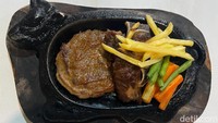 Nah, kalau ini pilihan bakso hotplate mereka. Saat ini menu Bakso Steak lah yang paling banyak digemari. Terlihat enak ya? Foto: Detikcom / Atiqa Rana