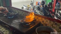  Kemudian, akan ada semburan api yang muncul. Inilah yang membuat tekstur bakso steak menjadi lebih garing. Foto: Detikcom / Atiqa Rana