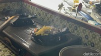 Barulah, sayuran dan kentang goreng turut melengkapi sepiring Bakso Steak di hotplate ini. Kemudian semuanya akan dimasak bersama. Foto: Detikcom / Atiqa Rana