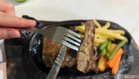  Inilah tampilan Bakso Steak ketika dipotong. Teksturnya dalamnya masih lembut, namun luarnya memang lebih renyah. Tertarik coba? Foto: Detikcom / Atiqa Rana