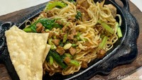 Mereka juga punya hidangan mie ayam hot plate loh! Rasanya kurang lebih sama seperti mie ayam pada umumnya, tapi punya tekstur yang lebih kering. Foto: Detikcom / Atiqa Rana