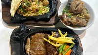 Berbeda dari tempat bakso pada umumnya, di Bakso Janda Maidah kamu bisa menikmati beberapa hidangan bakso mulai dari bakso janda hingga bakso dan mie ayam hotplate. Foto: Detikcom / Atiqa Rana