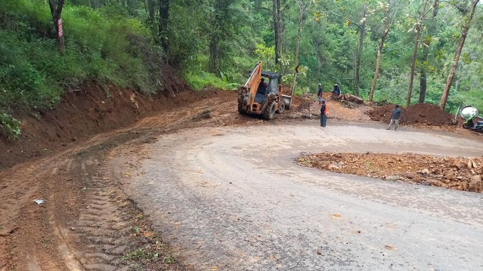 Sopir kerja bakti melebarkan jalan di ponorogo