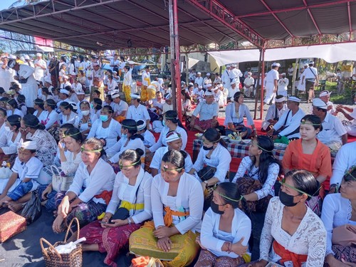 Suasana pelaksanaan upacara panglukatan Banyu Pinaruh dan Barunastawa di Pantai Pasut, Desa Tibubiu, Kecamatan Kerambitan, Tabanan, Bali, Minggu (23/10/2022). (Istimewa)