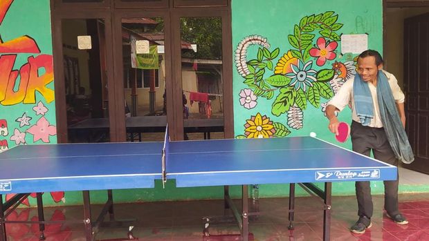 Sumanto Purbalingga bermain tenis meja.