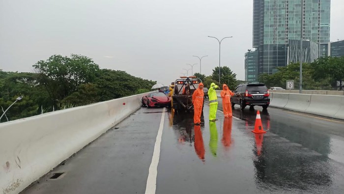 Supercar McLaren kecelakaan di Tol Waru Jaunda