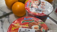 Di Singapura, Indomie Mi Goreng Cup cukup digemari. Harganya sekitar 1.20 SGD (Rp 13.170). Kemasannya mirip seperti Indomie goreng pada umumnya. Foto: detikFood
