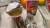  Untuk bumbunya, mirip seperti Indomie goreng yang ada di Pulau Jawa. Terdapat bumbu minyak, saus, dan kecap. Ada juga bumbu bubuk dan bawang goreng. Foto: detikFood