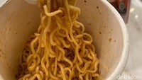 Tekstur mienya lebih keriting dibanding Indomie mi goreng bungkus. Rasa khas bumbu Indomie-nya juga tetap terasa. Foto: detikFood