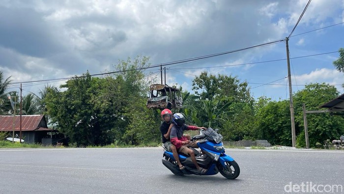 Tikungan tajam di tugu mobil hancur.