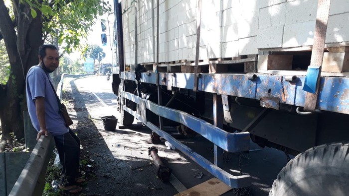 Truk yang mogok di Jalan Denpasar-Gilimanuk, Dusun Sumbersari, Desa Melaya, Jembrana, Bali Minggu (23/10/2022). (