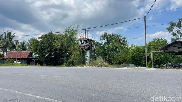 Tugu mobil hancur di jalan poros Pinrang-Parepare, Sulawesi Selatan (Sulsel).