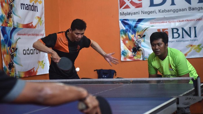 TURNAMEN TENIS MEJA ANTAR WARTAWAN Ketua BNI Journalist Spin Club M Soleh (kiri) menyerahkan hadiah secara simbolis kepada petenis meja Firman Wibowo dan Dedi Gunawan dari Bisnis Indonesia pada Turnamen Journalist Spin Club Open 2022 di Depok, Jabar, Sabtu (22/20/2022). Pertandingan tenis meja antar wartawan yang digagas oleh BNI Journalist Spin Club itu diikuti 32 peserta sebagai ajang silaturahmi insan pers se-Jabodetabek. ANTARA FOTO/Prasetyo Utomo/aww.