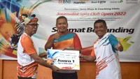 Ketua BNI Journalist Spin Club M Soleh (kiri) menyerahkan hadiah secara simbolis kepada petenis meja Firman Wibowo dan Dedi Gunawan dari Bisnis Indonesia pada Turnamen Journalist Spin Club Open 2022 di Depok, Jabar, Sabtu (22/20/2022)