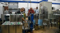 Ratusan liter minyak zaitun murni tersebut kemudian dimasukan ke dalam jerigen kaleng dan siap untu dipasarkan.