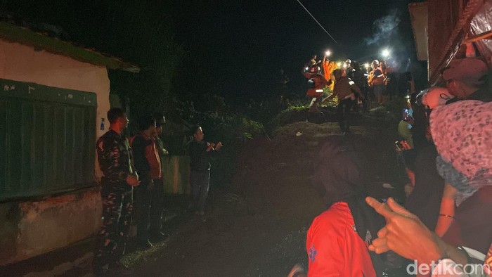 Akses jalan yang tertutup material banjir lumpur di Sukabumi
