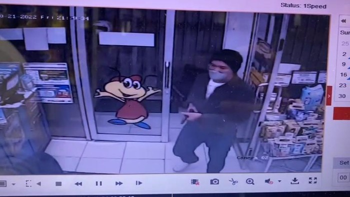 Perampok di Lampung Selatan terekam kamera CCTV saat menodongkan pistol ke kasir Alfamart (Foto: Istimewa)