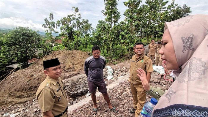 Alsa menghampiri Camat Palabuhanratu dan curhat soal rumahnya yang terdampak jebolnya tembok penahan tanah perumahan (Syahdan Alamsyah/detikJabar)