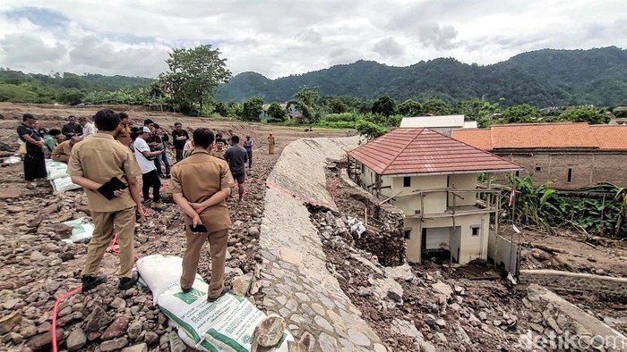 Alsa menghampiri Camat Palabuhanratu dan curhat soal rumahnya yang terdampak jebolnya tembok penahan tanah perumahan (Syahdan Alamsyah/detikJabar)