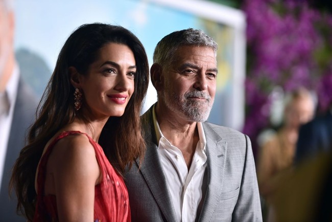 Amal Clooney yang saat ini berusia 44 tahun dikenal sebagai pengacara hukum internasional dan hak asasi manusia. Kliennya di antaranya peraih Novel, Maria Ressa, mantan Presiden Maladewa, Mohamed Nasheed, pendiri WikiLeaks, Julian Assange dan mantan PM Ukraina, Yulia Tymoshenko. Amal piawai berbahasa Inggris, Prancis dan Arab. Foto: Alberto Rodriguez/GA/The Hollywood Reporter/Getty Images