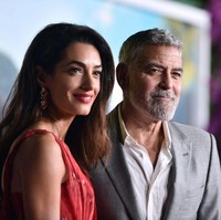 Amal Clooney yang saat ini berusia 44 tahun dikenal sebagai pengacara hukum internasional dan hak asasi manusia. Kliennya di antaranya peraih Novel, Maria Ressa, mantan Presiden Maladewa, Mohamed Nasheed, pendiri WikiLeaks, Julian Assange dan mantan PM Ukraina, Yulia Tymoshenko. Amal piawai berbahasa Inggris, Prancis dan Arab. Foto: Alberto Rodriguez/GA/The Hollywood Reporter/Getty Images