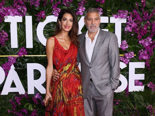 Amal Clooney menebar pesonanya di premier film Ticket To Paradise dengan mengenakan gaun vintange rancangan desainer Alexander McQueen. Foto: Getty Images/Tommaso Boddi