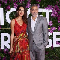 Amal Clooney menebar pesonanya di premier film Ticket To Paradise dengan mengenakan gaun vintange rancangan desainer Alexander McQueen. Foto: Getty Images/Tommaso Boddi