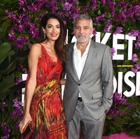 “Saya bertugas di Panel ini karena saya percaya pada supremasi hukum dan perlunya melindungi kehidupan warga sipil. Undang-undang yang melindungi warga sipil dalam perang dikembangkan lebih dari 100 tahun yang lalu dan berlaku di setiap negara di dunia, apa pun alasan terjadinya konflik,” tulis Amal Clooney di akun Instagram @clooneyfoundationforjustice. Foto: Gilbert Flores/Variety/Getty Images