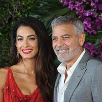 Amal Clooney tak memakai koleksi baru dari Alexander McQueen. Amal mengenakan koleksi gaun yang sudah lama dimilikinya. Busana yang dipakainya merupakan rancangan Alexander McQueen musim semi 2003. Foto: Albert L. Ortega/Getty Images