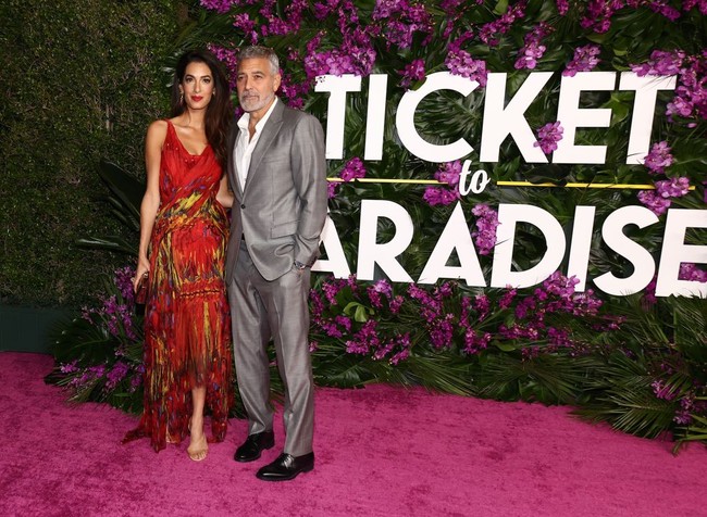 George Clooney merilis film terbarunya Ticket To Paradise yang dibintanginya bersama Julia Roberts dan aktor Indonesia, Maxime Bouttier. Saat premier film tersebut di Los Angeles, George didampingi sang istri Amal Clooney. Foto: Getty Images/Tommaso Boddi