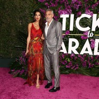 George Clooney merilis film terbarunya Ticket To Paradise yang dibintanginya bersama Julia Roberts dan aktor Indonesia, Maxime Bouttier. Saat premier film tersebut di Los Angeles, George didampingi sang istri Amal Clooney. Foto: Getty Images/Tommaso Boddi