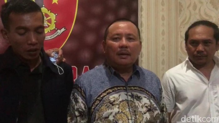 Anggota DPRD Muratara, Firsyah H Lakoni (tengah) saat ditemui di Subdit Jatanras Polda Sumsel. (Prima/detikSumut)