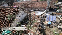 Suasana dari atas memperlihatkan rumah warga yang hancur akibat diterjang angin puting beliung di Desa Sidokepung, Buduran, Sidoarjo, Jawa Timur, Senin (24/10/2022).