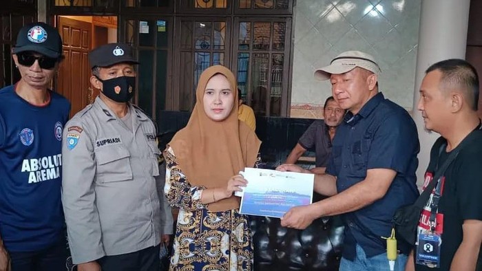Aremania Beri Donasi ke Keluarga 2 Polisi dan Bonek Korban Tragedi Kanjuruhan