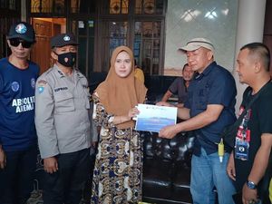 Aremania Beri Donasi ke Keluarga 2 Polisi dan Bonek Korban Tragedi Kanjuruhan