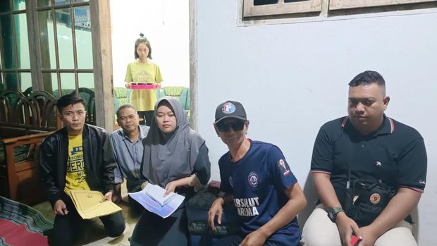 Aremania Beri Donasi ke Keluarga 2 Polisi dan Bonek Korban Tragedi Kanjuruhan