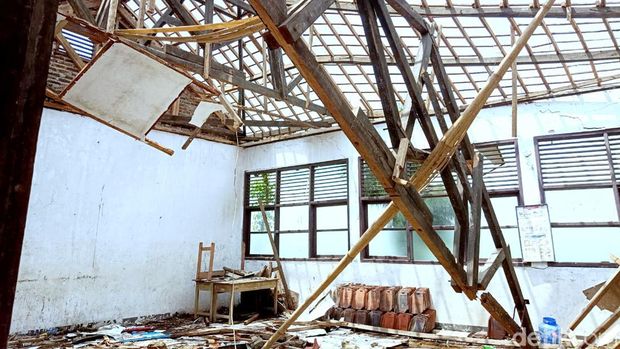 Atap SDN 1 Muarabaru Karawang ambruk pada hari pertama pelaksanaan ANBK