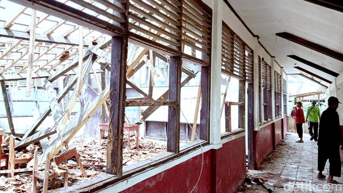 Atap SDN 1 Muarabaru Karawang ambruk pada hari pertama pelaksanaan ANBK