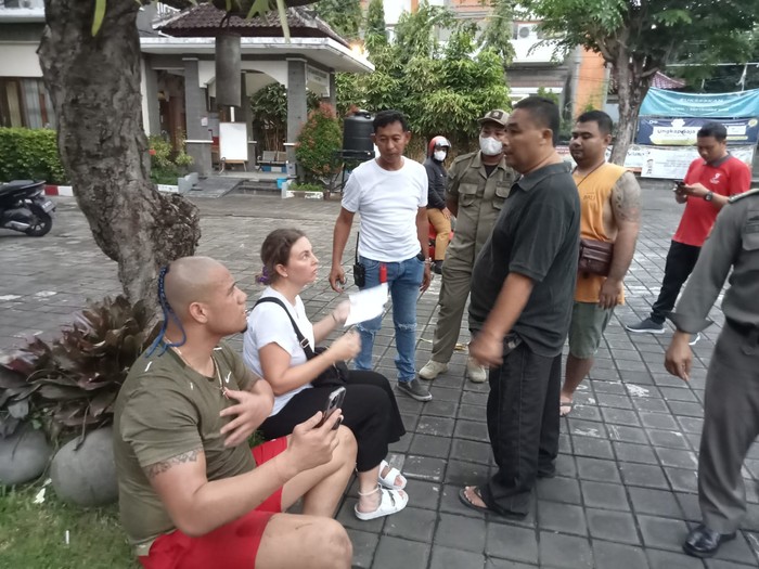 Atlet MMA asal Australia saat diamankan oleh Satpol PP Kabupaten Badung.