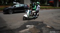 Di jalan tersebut masih banyak lubang-lubang yang belum ditambal oleh petugas.   
