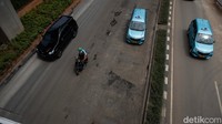 Lubang-lubang dari rusaknya Jalan Rasuna Said disebabkan karena adanya pembangunan stasiun LRT tepat di Jalan Rasuna Said.   