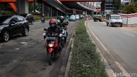 Sejumlah kendaraan melintas di jalan Rasuna Said, Jakarta Selatan, Senin (24/10/2022). Jalan Rasuna Said arah Menteng tepatnya di seberang Gedung KPK saat ini masih dalam keadan rusak berlubang.  