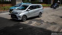 Nampak kendaraan roda empat maupun roda dua terpaksa memperlambat kecepatannya akibat dari rusaknya Jalan Rasuna Said.   