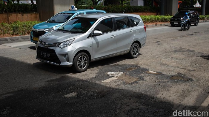 Awas! Banyak Lubang di Jalan Rasuna Said Jalan Rasuna Said arah Menteng saat ini masih dalam keadan rusak berlubang, lokasi lebih tepatnya di seberang Gedung KPK, Rasuna Said, Jakarta Selatan, Senin (24/10/2022).