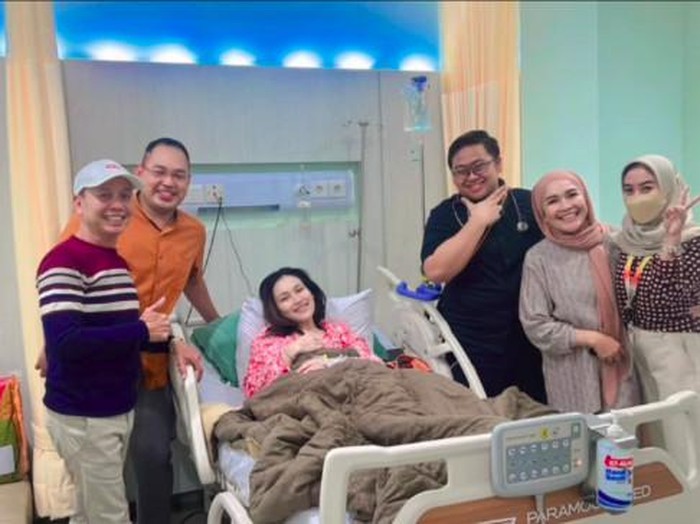 Ayu TIng Ting dilarikan ke rumah sakit.