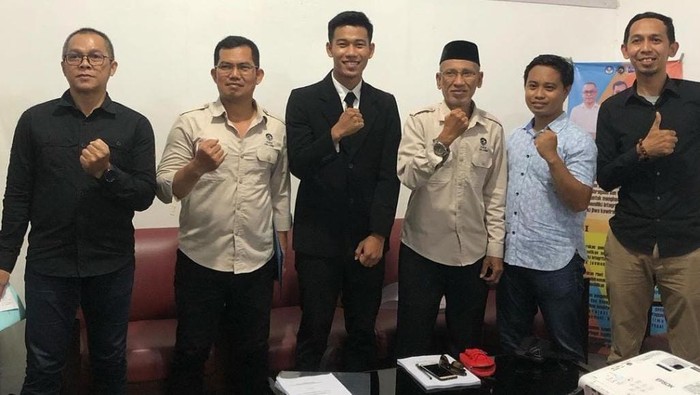 Bek PSM Makassar Agung Mannan menyelesaikan ujian meja.